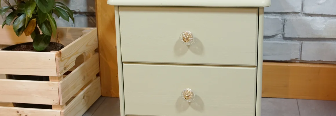 Hellgrüner Nachttisch mit zwei Schubladen